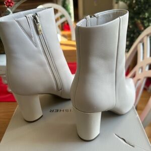 Marc Fisher Glorena ivory short boots Size 7